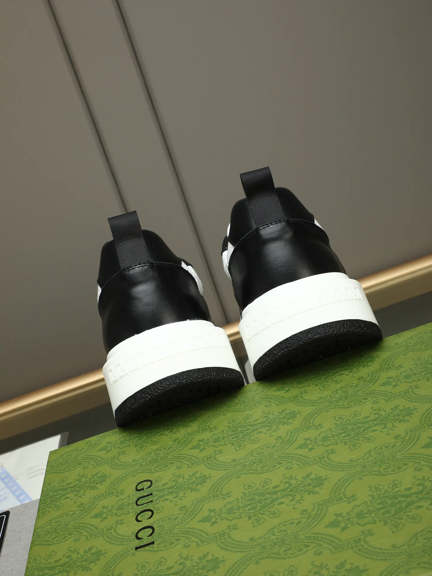 Men's shoes 💰480 New men's shoes GUCCI Fashion trend Made of first-layer calfskin ➕ washed sheep lining! The foot feels super comfortable and the workmanship is impeccable. Foam ultra-light outsole, size: 38-44 (45 customized) 4 colors to choose from!